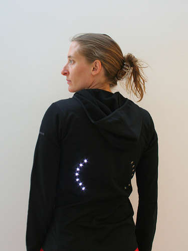 Illustration for article titled Signal Jacket for Cyclists Gets Instructable: Your Arms Will be Happy